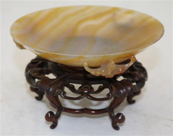 A Chinese chalcedony bats saucer dish, late 19th/early 20th century,